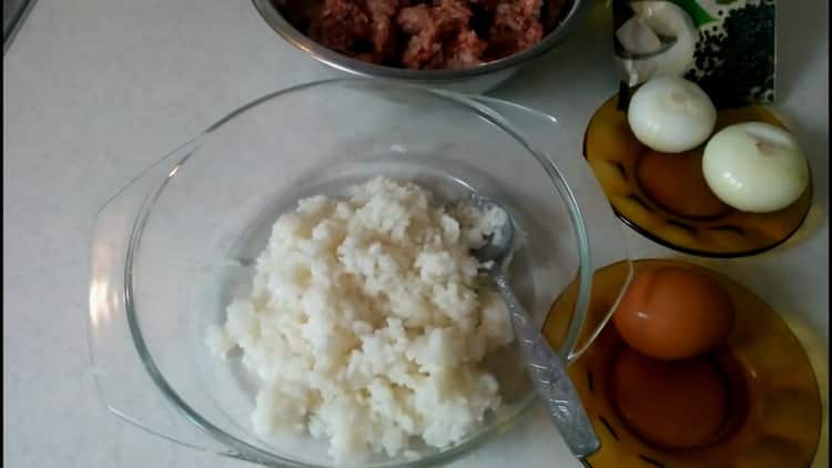 Para cocinar albóndigas, hierva el arroz.