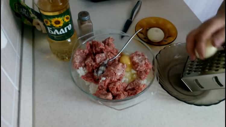 Para mezclar las albóndigas, mezcle los ingredientes.