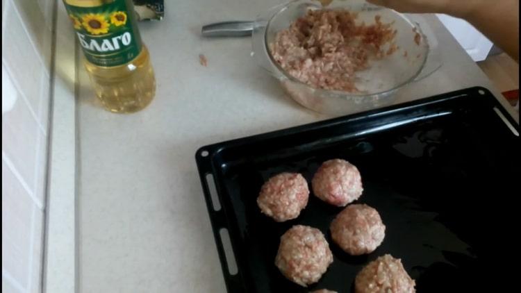 Pour cuire des boulettes de viande, préchauffez le four