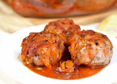 Boulettes de viande hachées avec du riz et de la sauce selon une recette pas à pas avec photo