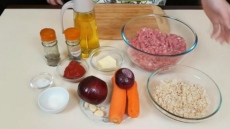 Cuisson des boulettes de viande avec du riz émincé avec de la sauce