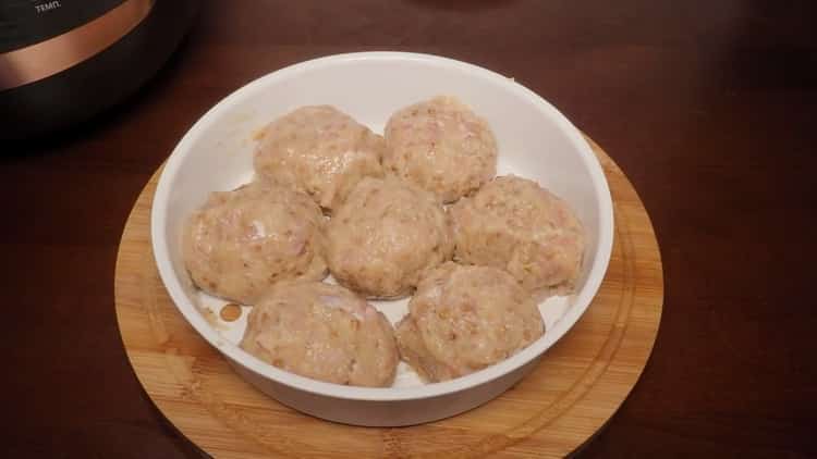 Prepare the meatballs to prepare the meatballs.