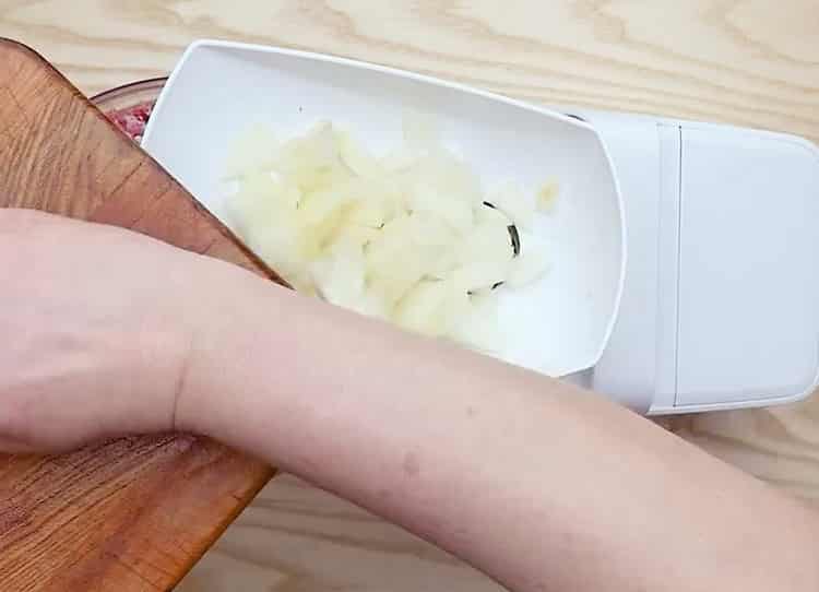 Picar la cebolla para hacer albóndigas.