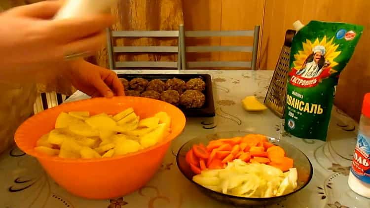 Combina los ingredientes para hacer las albóndigas