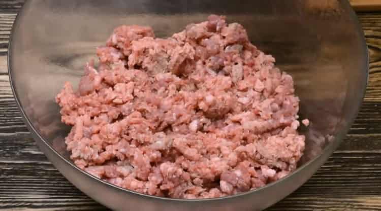 Pour préparer des boulettes de viande, préparez la viande