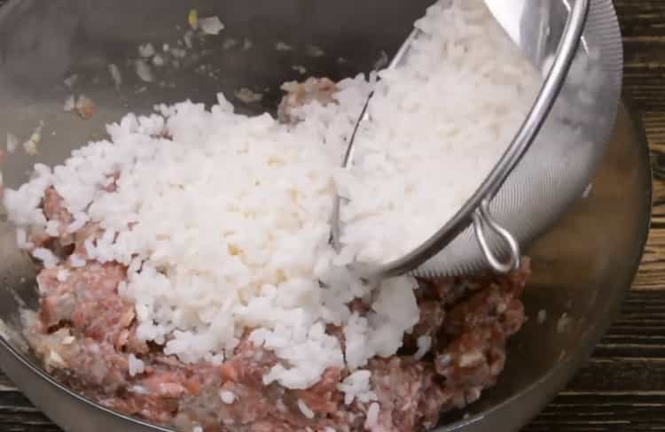 Dodajte rižu za kuhanje mesnih okruglica