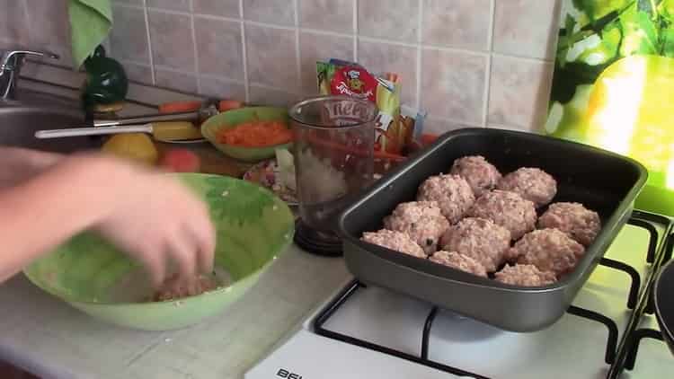 Za kuhanje mesnih okruglica stavite mesne okruglice u lim za pečenje