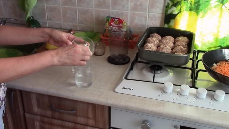 Pour faire des boulettes de viande, préparez la sauce