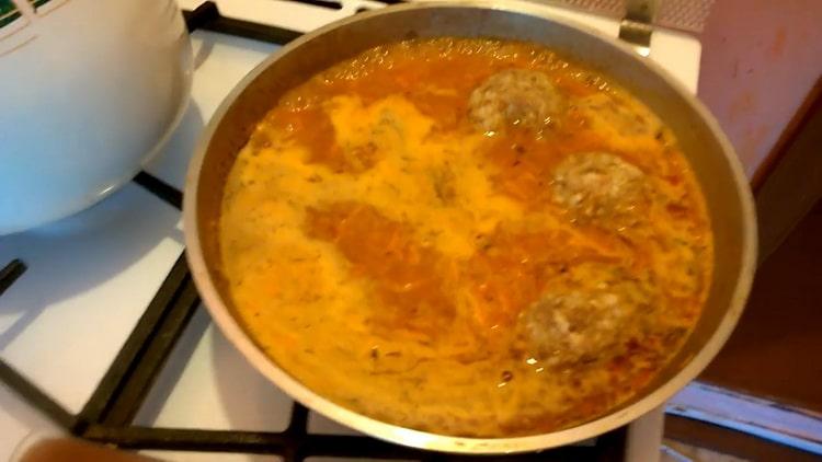 Para cocinar albóndigas, ponga las albóndigas en salsa