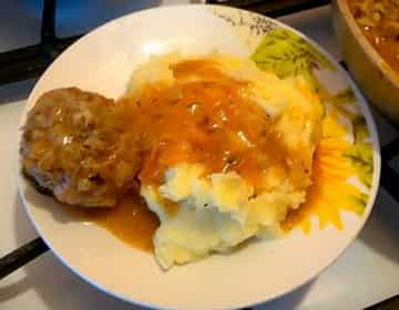 Meatballs with rice with gravy: a step by step recipe with photos