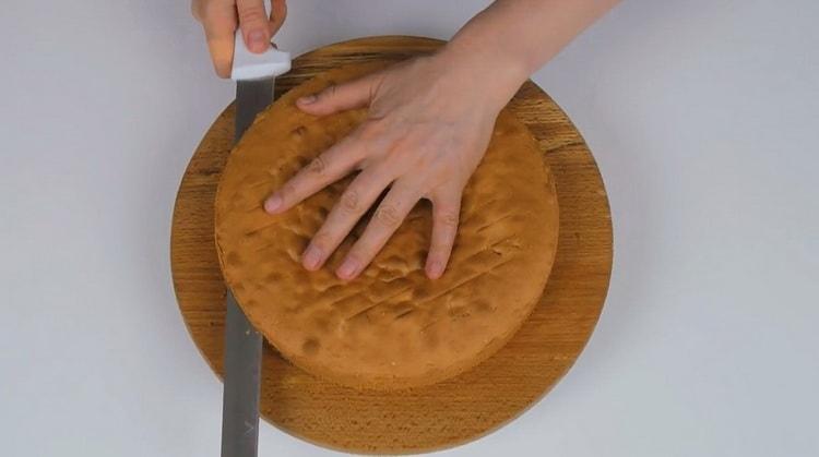 Pour préparer le gâteau, divisez les gâteaux