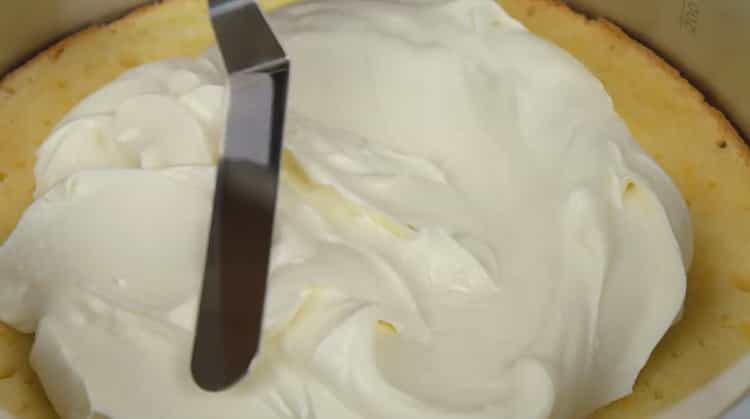 To prepare the cake, put the cream