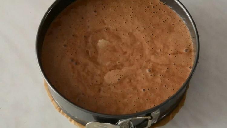 Para hacer un pastel, prepara un molde