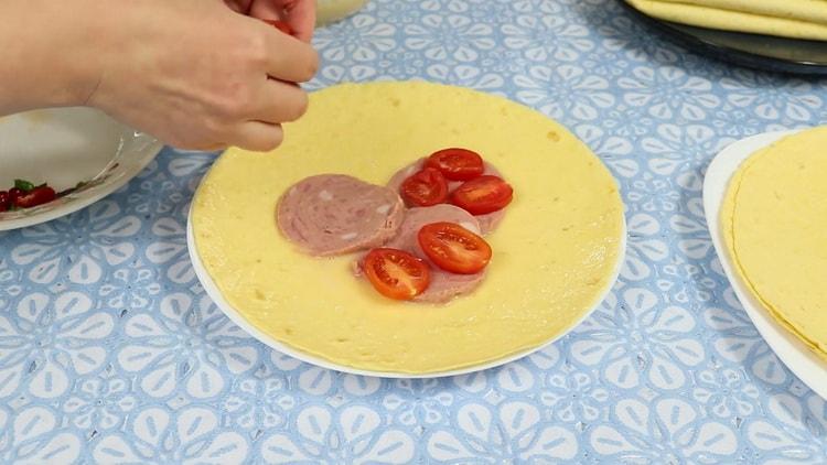 Pour faire une tortilla classique, mettez la saucisse sur une tortilla