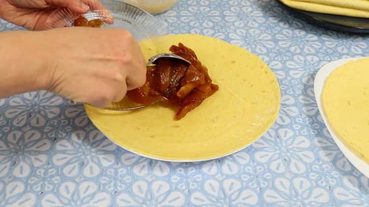 Pon las manzanas en una tortilla para hacer una tortilla clásica