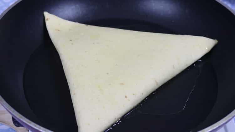 Para hacer una tortilla clásica, calienta la sartén