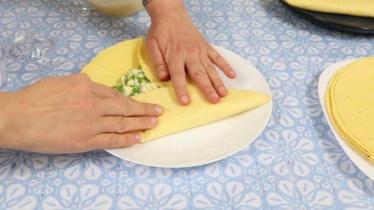 Ak chcete urobiť klasickú tortilu, nasaďte náplň na tortilu