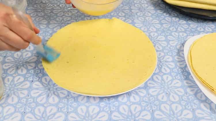 Da biste napravili klasičnu tortilju, širite tortilje