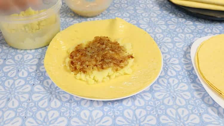 Para hacer una tortilla clásica, ponga el relleno sobre una tortilla.