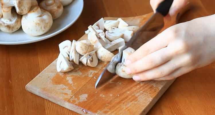 Para cocinar, picar champiñones