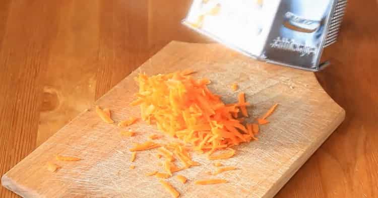 Râper les carottes pour la cuisson