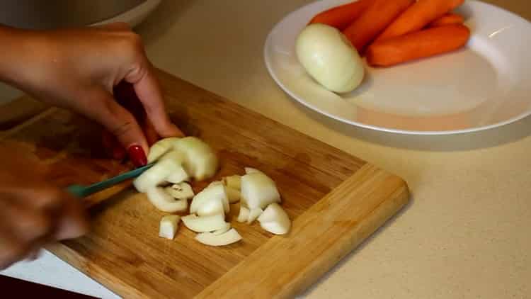 Para preparar frijoles en una olla de cocción lenta, prepare los ingredientes.