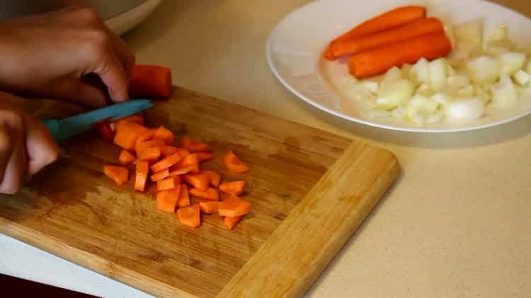 Da biste grah skuhali u laganoj ploči, mrkvu narežite