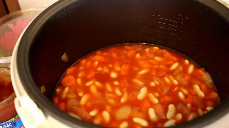 Para preparar frijoles en una olla de cocción lenta, vierta los ingredientes con agua.