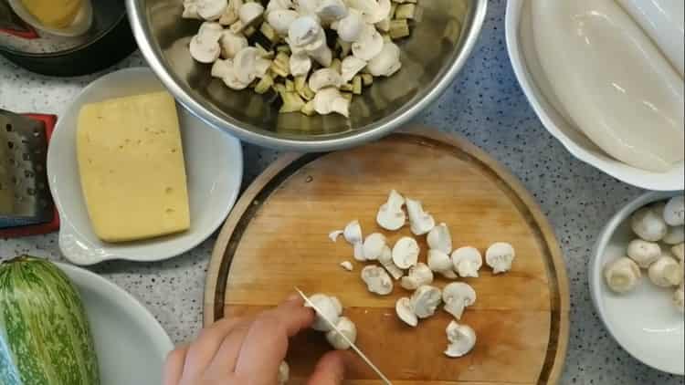 Pour la cuisson, hachez les champignons