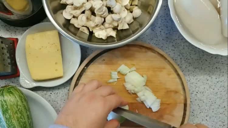 Para preparar el plato, picar la cebolla.