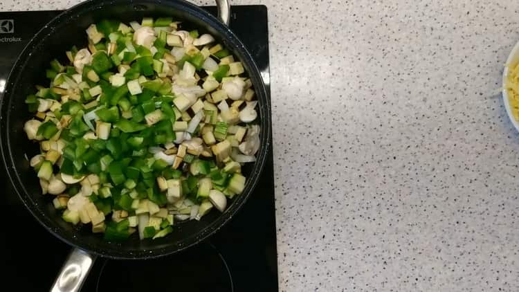 Combina los ingredientes para cocinar.