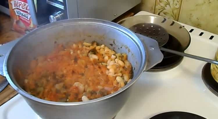 Para mezclar frijoles, mezcle los ingredientes.