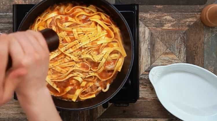 Saler et poivrer pour faire des fettuccines