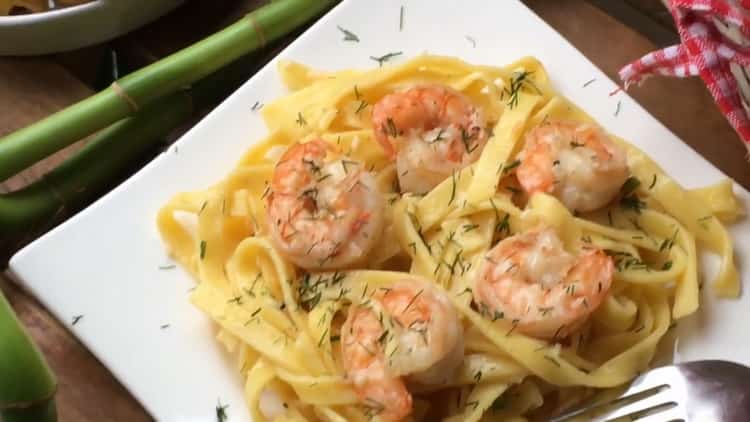 Fettuccine with shrimp in a creamy sauce according to a step by step recipe with photo