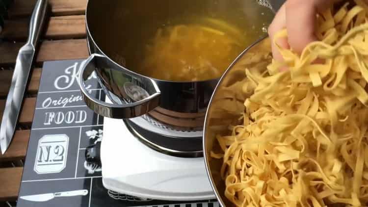 Para preparar fettuccine, prepare los ingredientes.