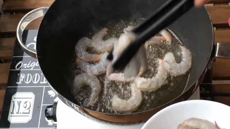 Fry shrimp to make fettuccine