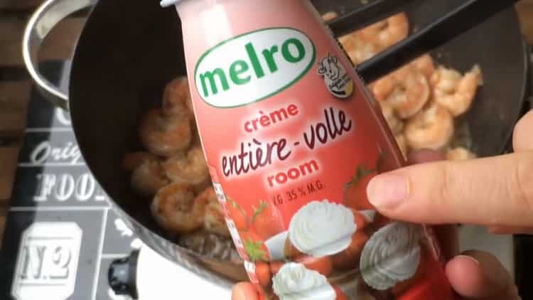 Ajouter la crème pour faire des fettuccines