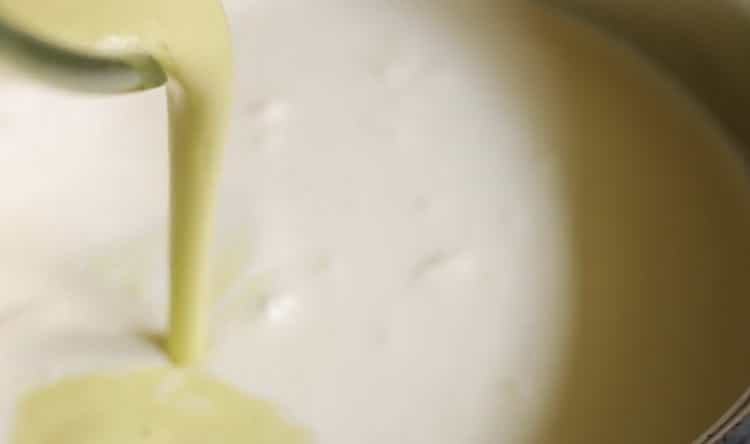 Da biste napravili sladoled od pistacija, zagrijte sastojke