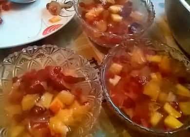 Gelatina de frutas - delicioso postre en la mesa festiva