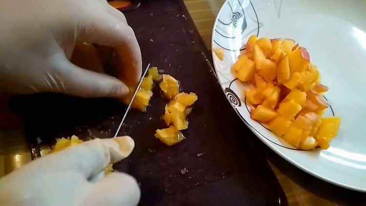Para hacer gelatina de fruta, corta una naranja