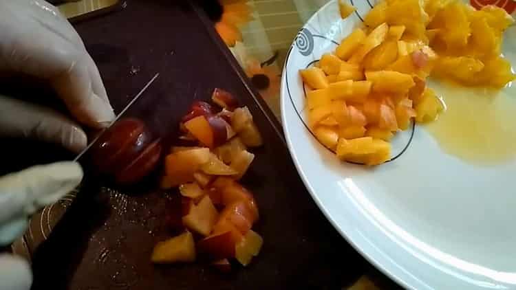 Para hacer gelatina de fruta, corte la ciruela