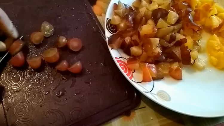 Pour faire de la gelée de fruits, couper les raisins