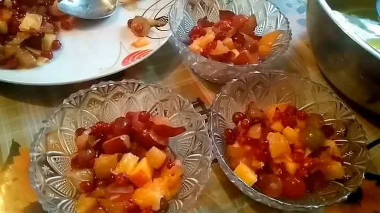 Para hacer gelatina de frutas, coloque las frutas y bayas en un tazón.