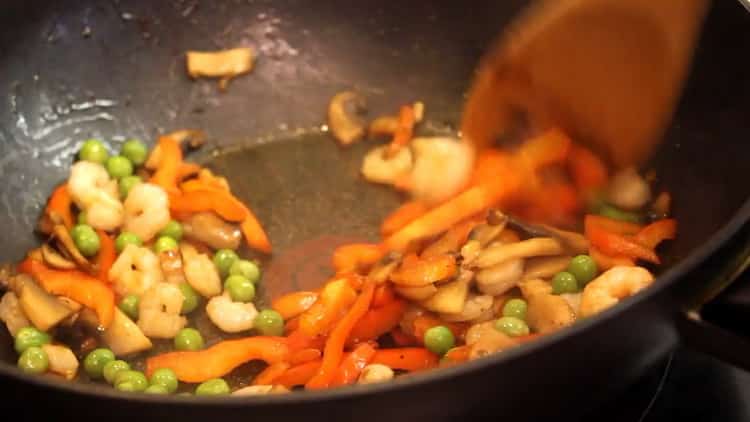 Combina los ingredientes para cocinar.