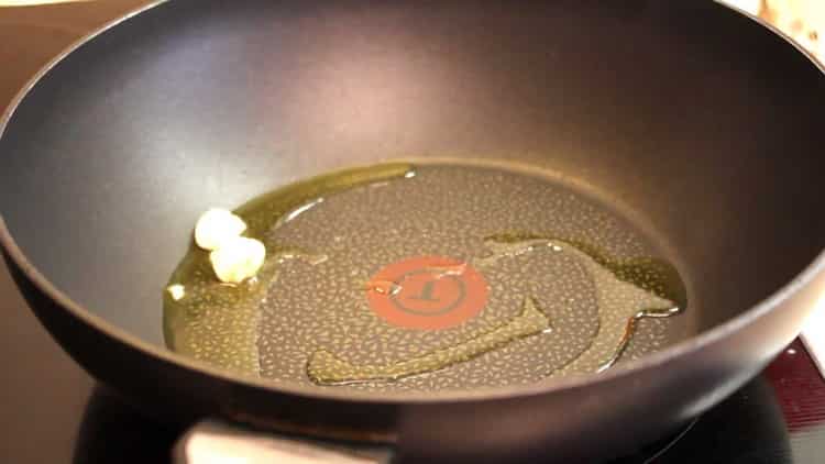 Cook the garlic oil to prepare the meal.