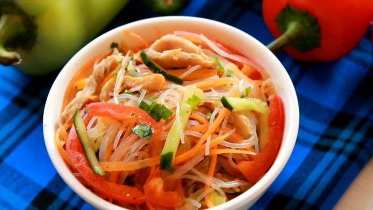 Ensalada de hongos con carne de cerdo y verduras: fideos saludables y sabrosos