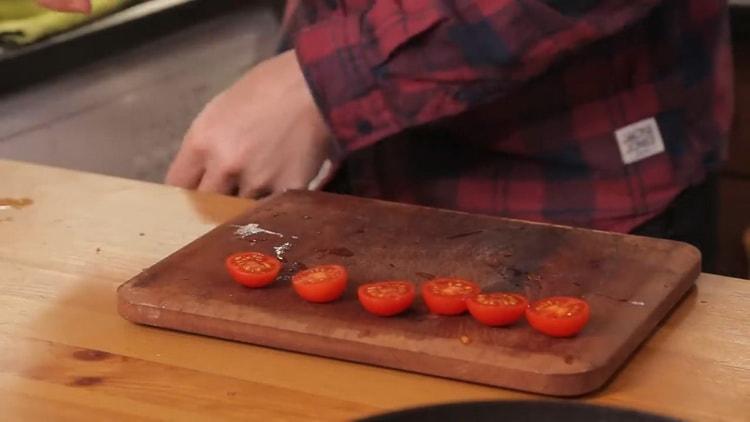 Picar la cereza para hacer una ensalada.