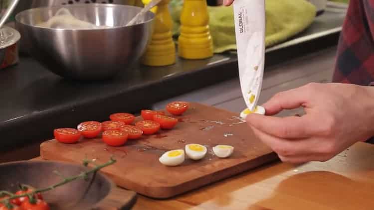 Cortar los huevos para hacer una ensalada.