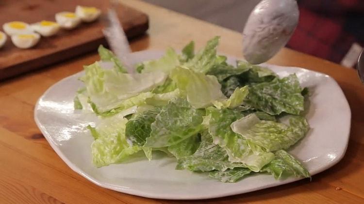 Pour préparer la salade, mettez la salade dans une assiette