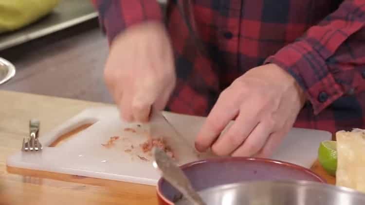 Para hacer una ensalada, pica las anchoas